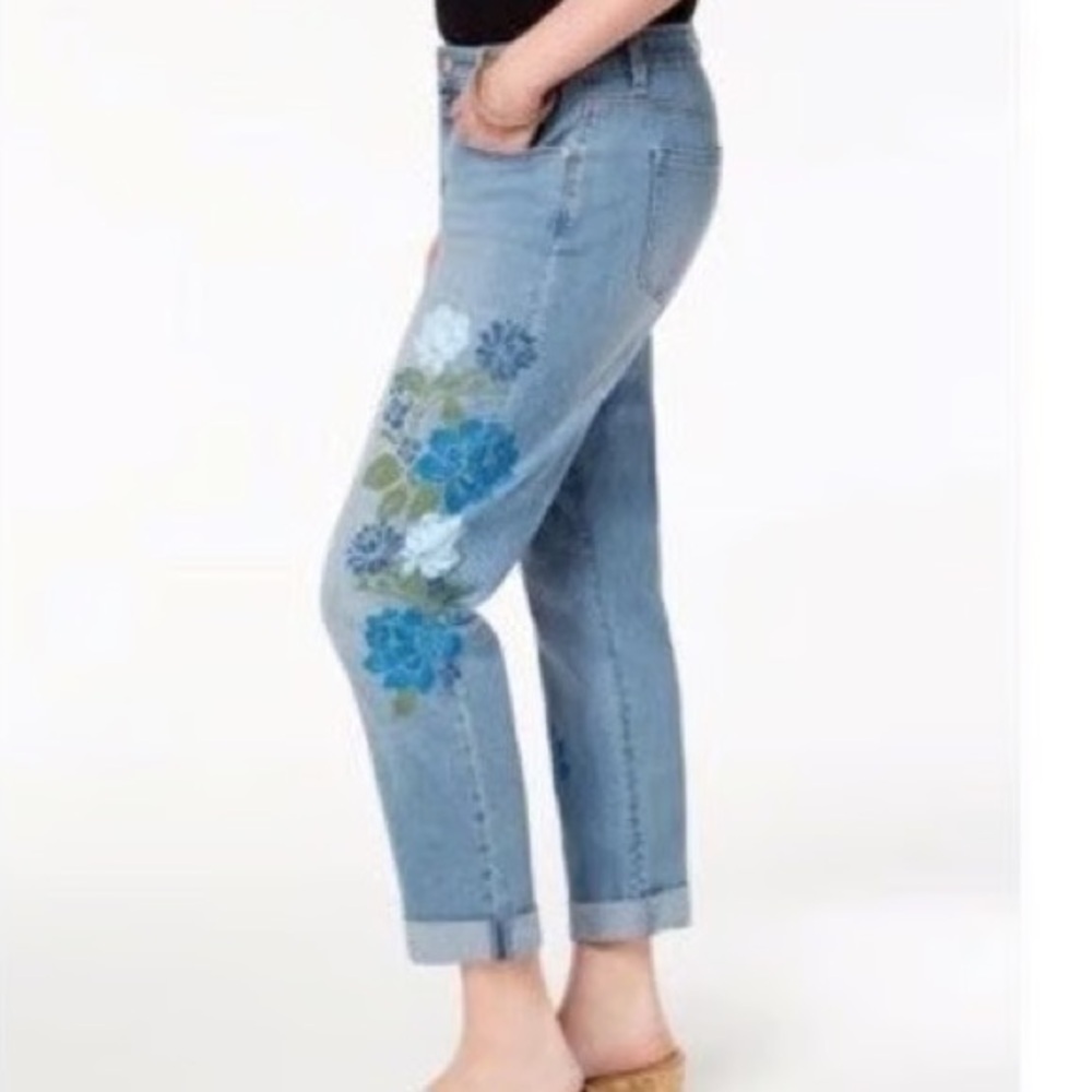 🪻🤍 Style & Co Curvy Boyfriend Jeans – Floral Embroidered – Size 2